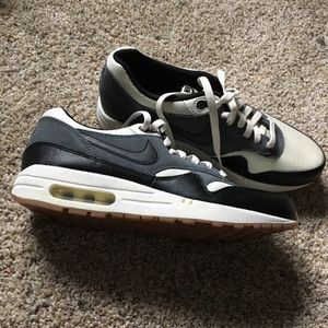 Nike Air Max Grey Running Shoes Size 9